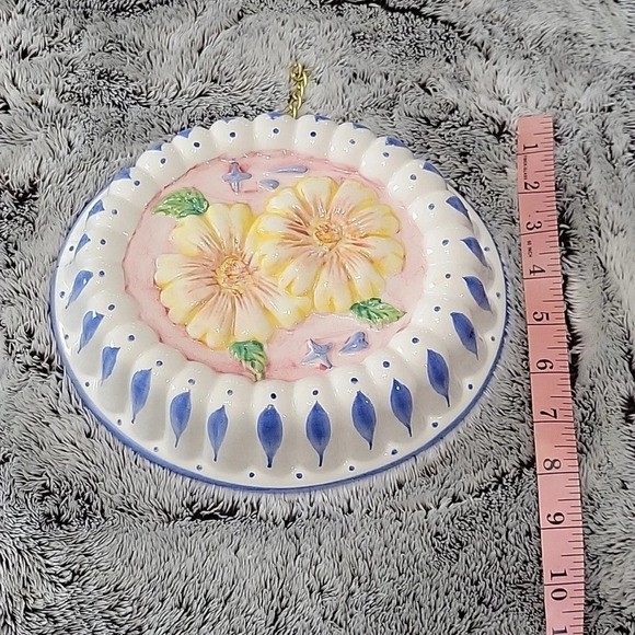 Vintage Ceramic Jello Mold Flowers White Pink with Yellow Daisys Wall Decor - Picture 2 of 8
